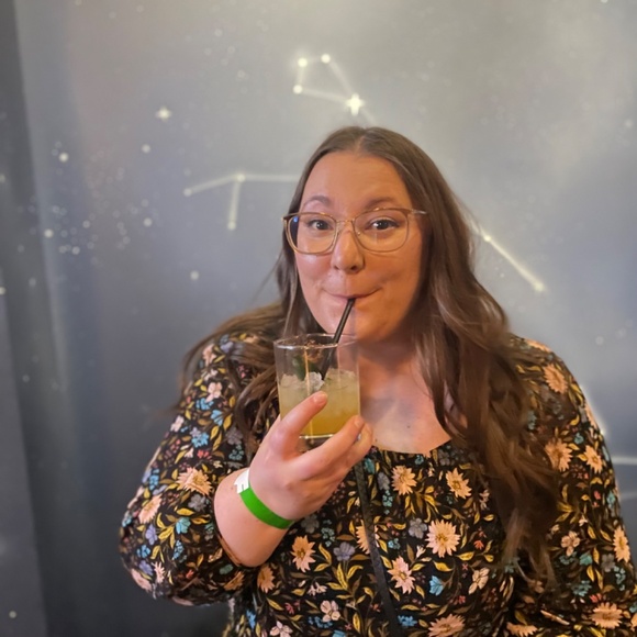 Meet your Posher, Taylor - Picture 2 of 2